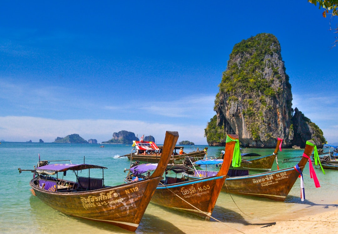 five-brown-wooden-boats-jwkk-0zbuyg